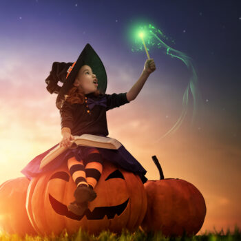 Happy,Halloween!,Cute,Cheerful,Little,Witch,With,A,Magic,Wand Co číst s dětmi na Halloween? Naše tipy na kouzelné i lehce strašidelné knihy