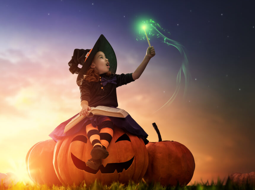 Happy,Halloween!,Cute,Cheerful,Little,Witch,With,A,Magic,Wand Co číst s dětmi na Halloween? Naše tipy na kouzelné i lehce strašidelné knihy