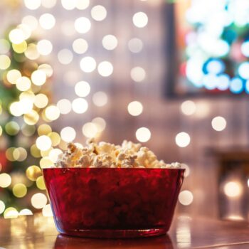 Christmas,Eve.,Red,Bowl,With,Popcorn,On,The,Table.,Home Pohádkové Vánoce 2025