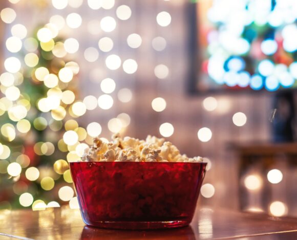 Christmas,Eve.,Red,Bowl,With,Popcorn,On,The,Table.,Home Pohádkové Vánoce 2025