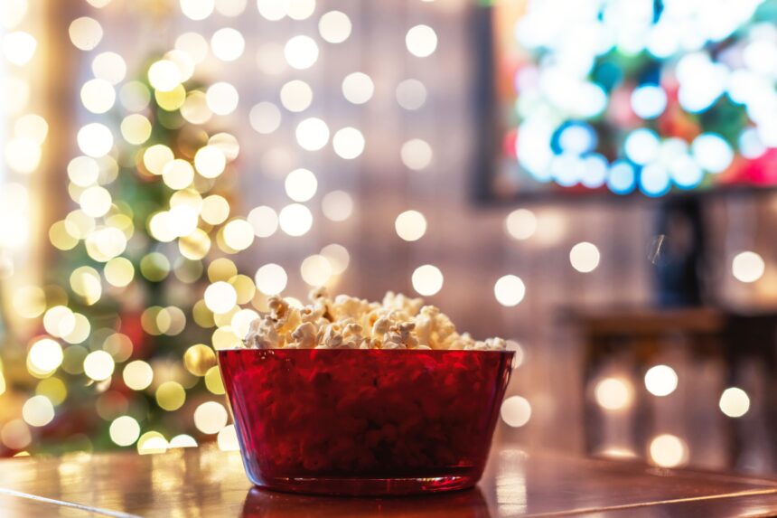 Christmas,Eve.,Red,Bowl,With,Popcorn,On,The,Table.,Home Pohádkové Vánoce 2025